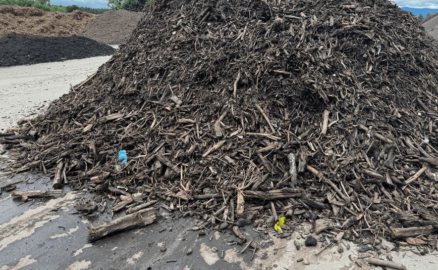 Haufen biogener Reststoffe für die Pyrolyse
