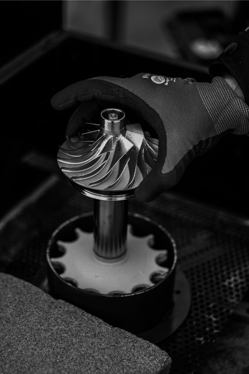 Hand an einer Mikrogasturbine in technischer Detailansicht