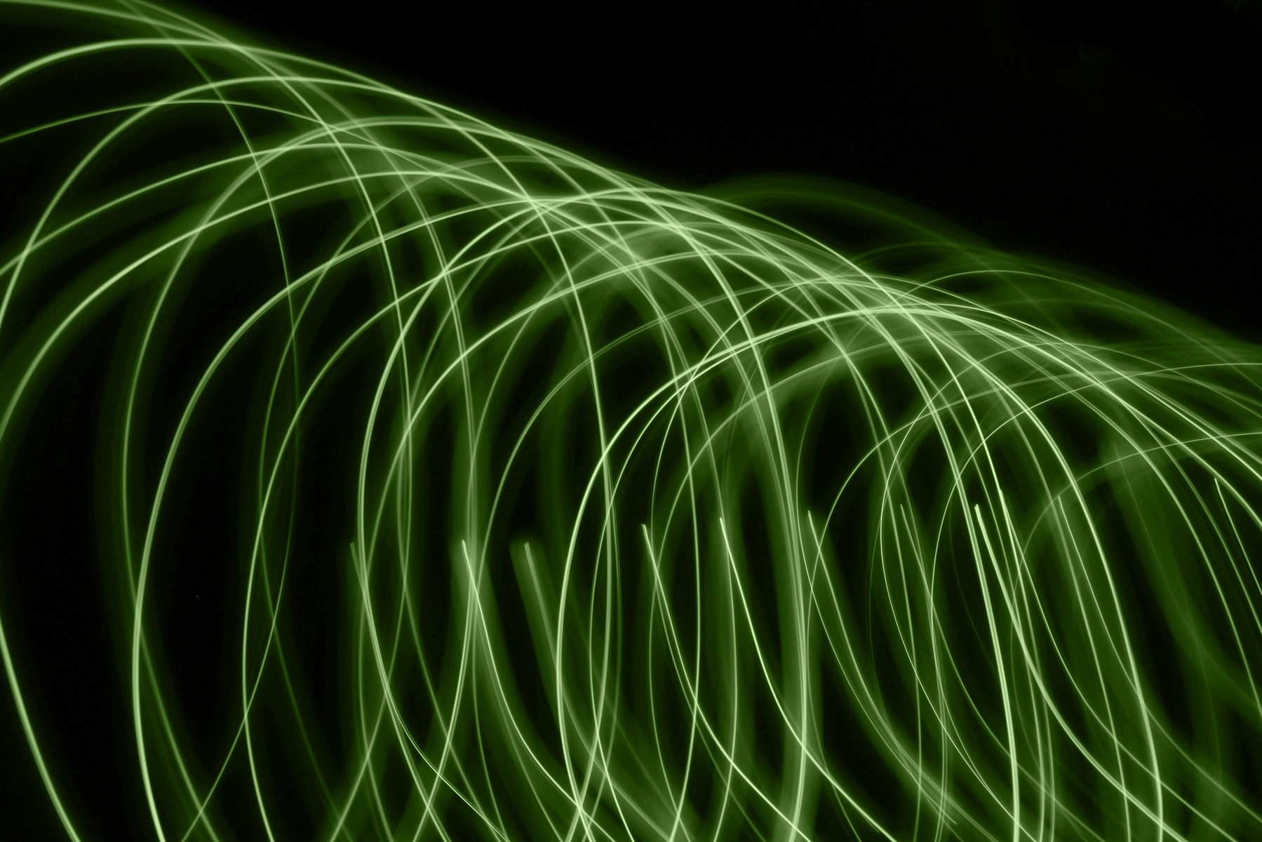 Grüne Lichtspuren als Sinnbild für Energiefluss