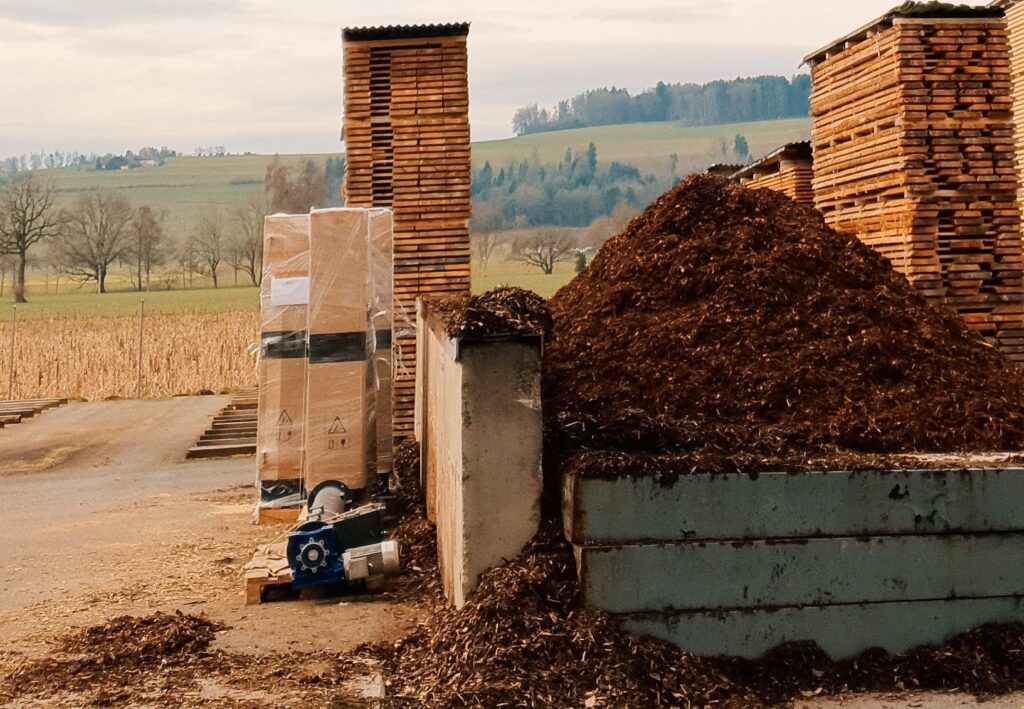 Holzreste in einem Sägewerk