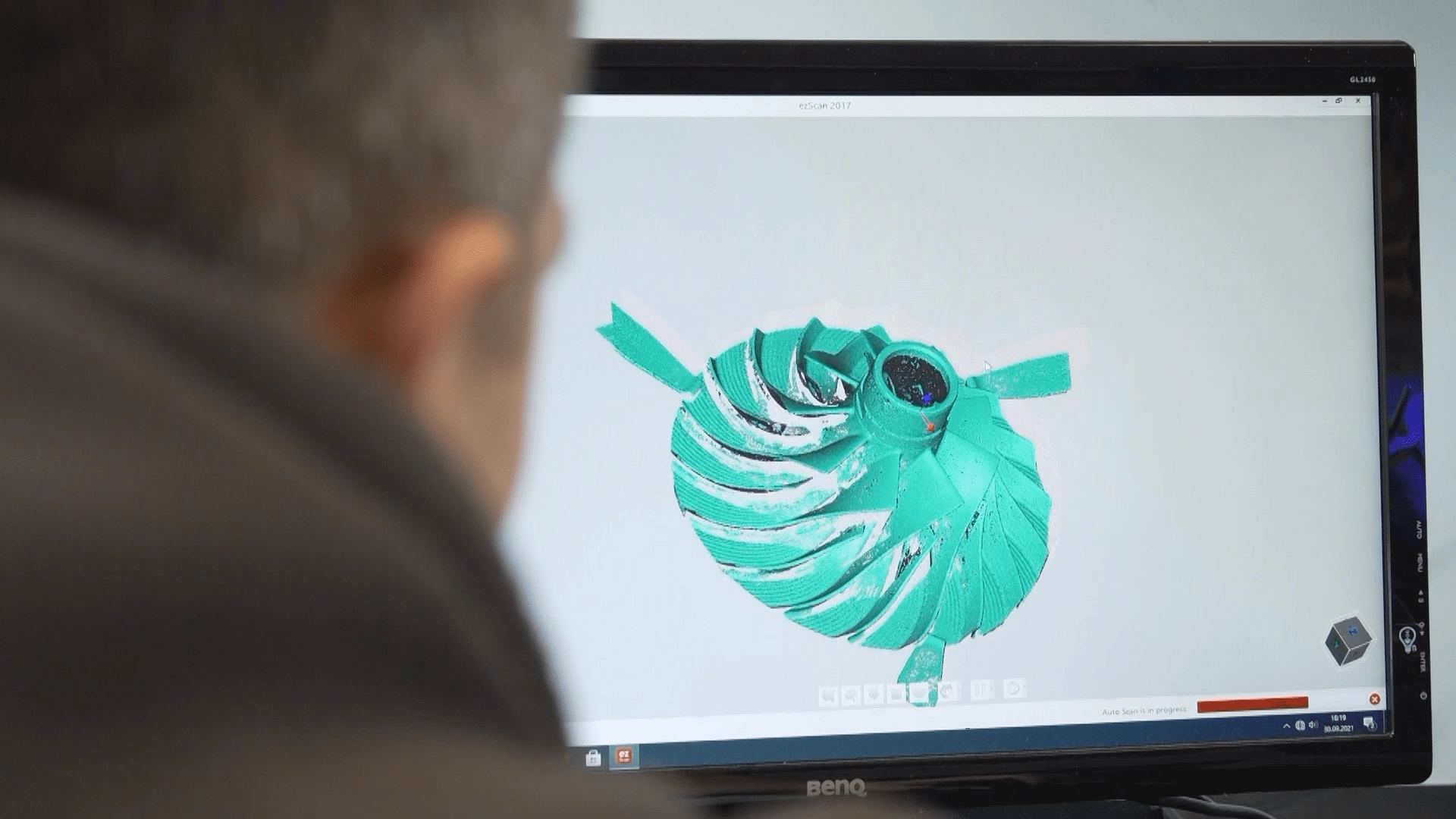 Person betrachtet das 3D-Modell eines Turbinenlaufrads am Bildschirm