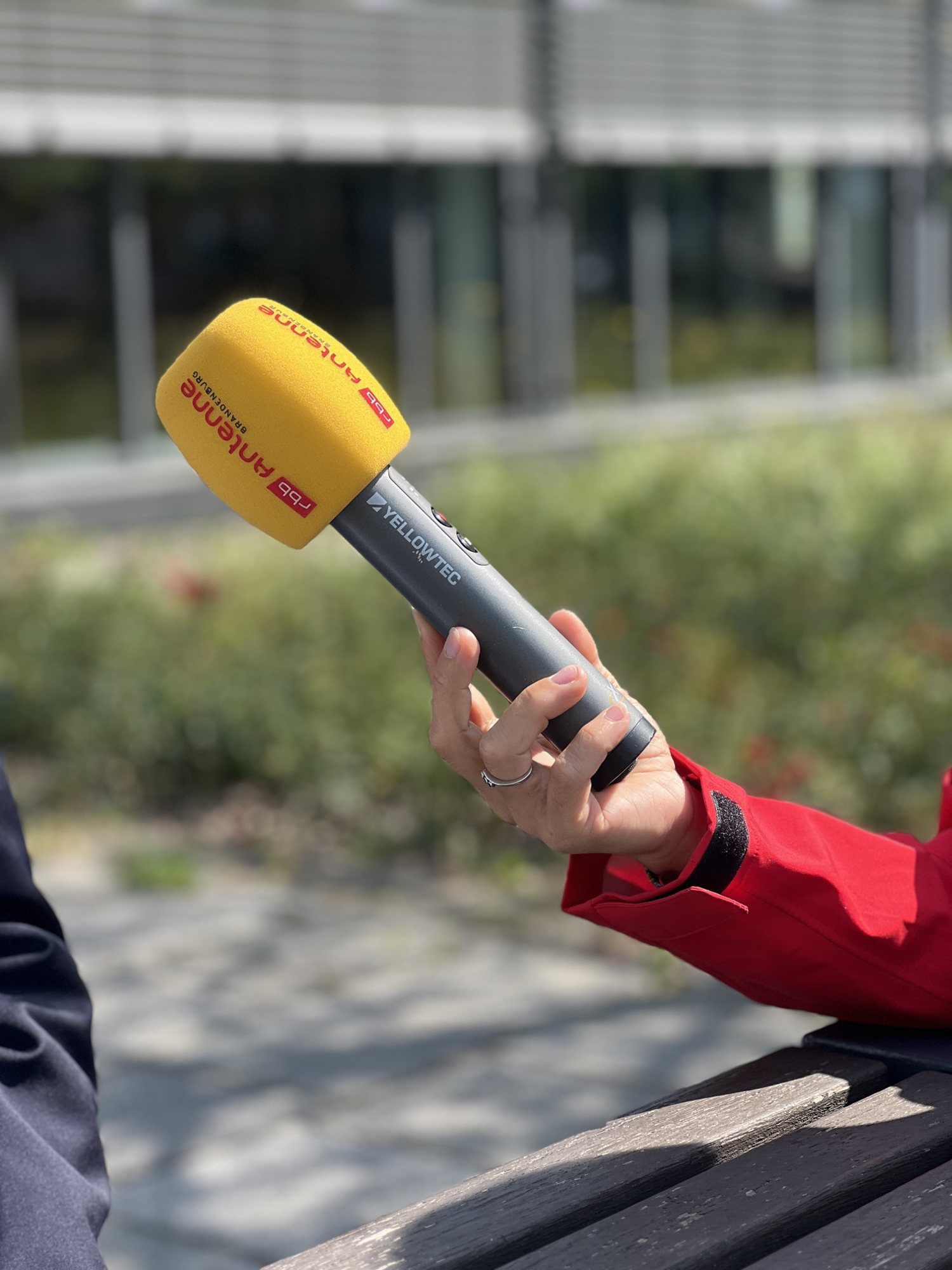 Mikrofon von Antenne Brandenburg beim Interview