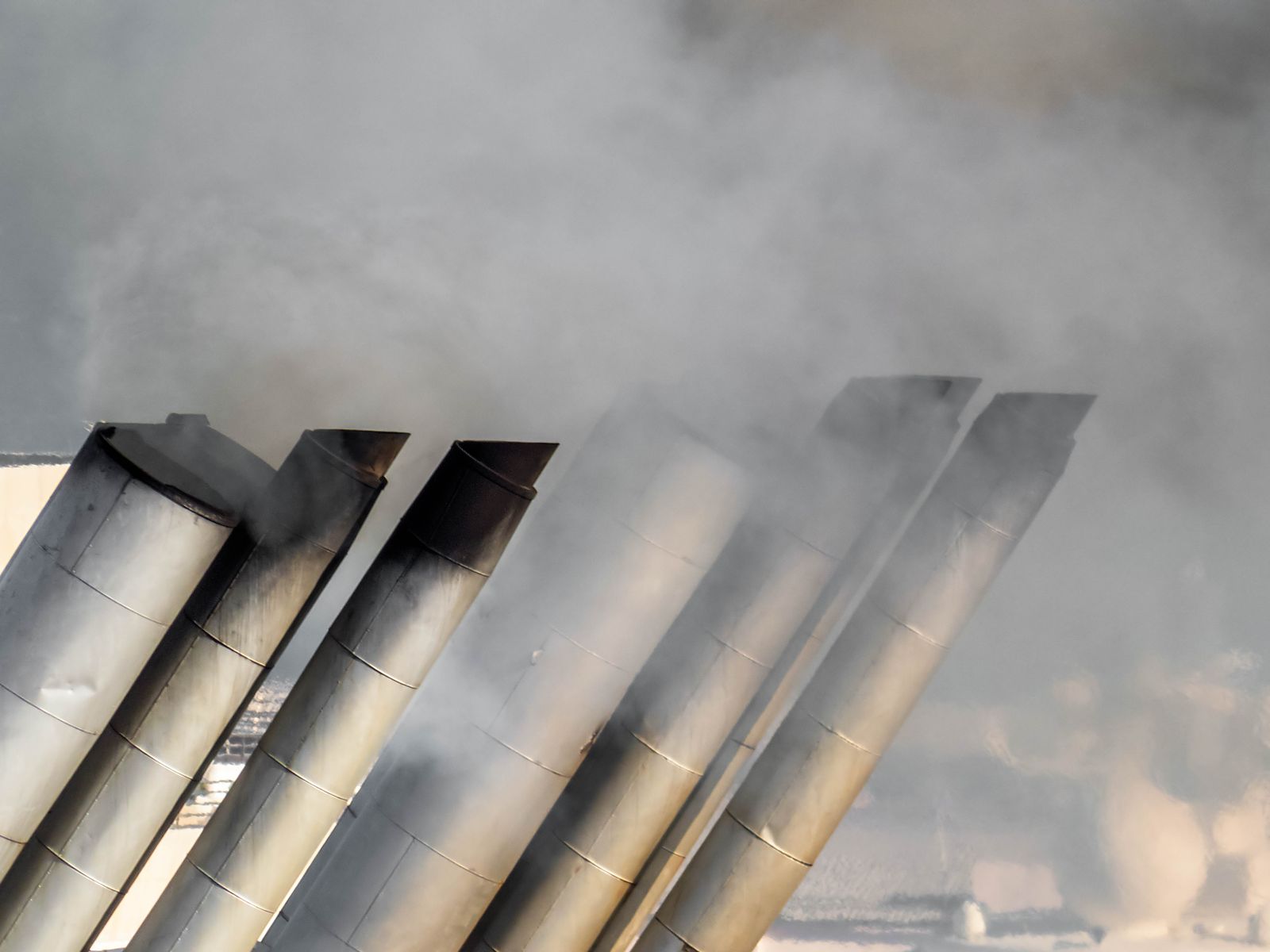 Abgasrohre einer Industrieanlage mit aufsteigendem Dampf