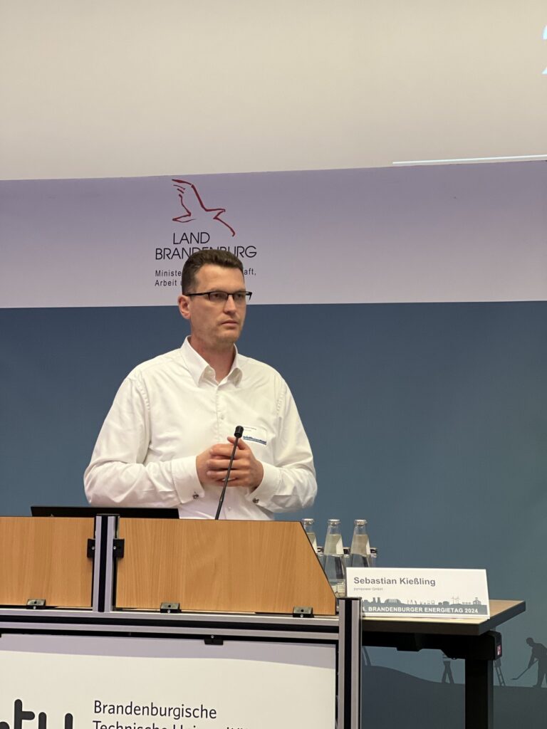 Sebastian Kießling am Rednerpult beim Brandenburger Energietag 2024