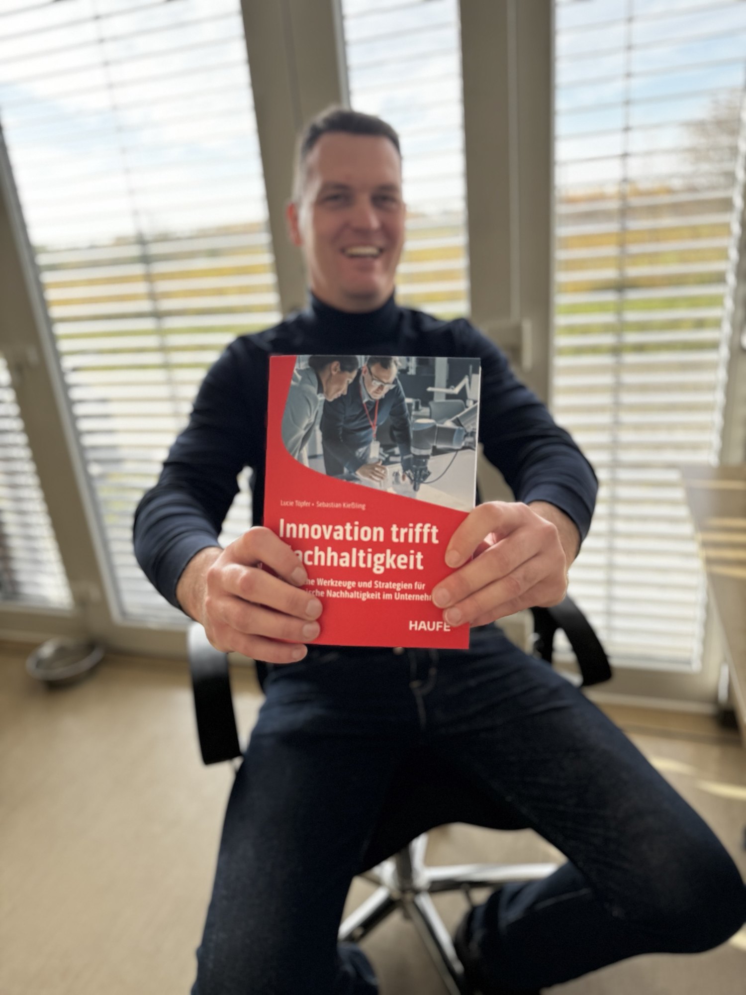 Sebastian Kießling mit dem Buch Innovation trifft Nachhaltigkeit