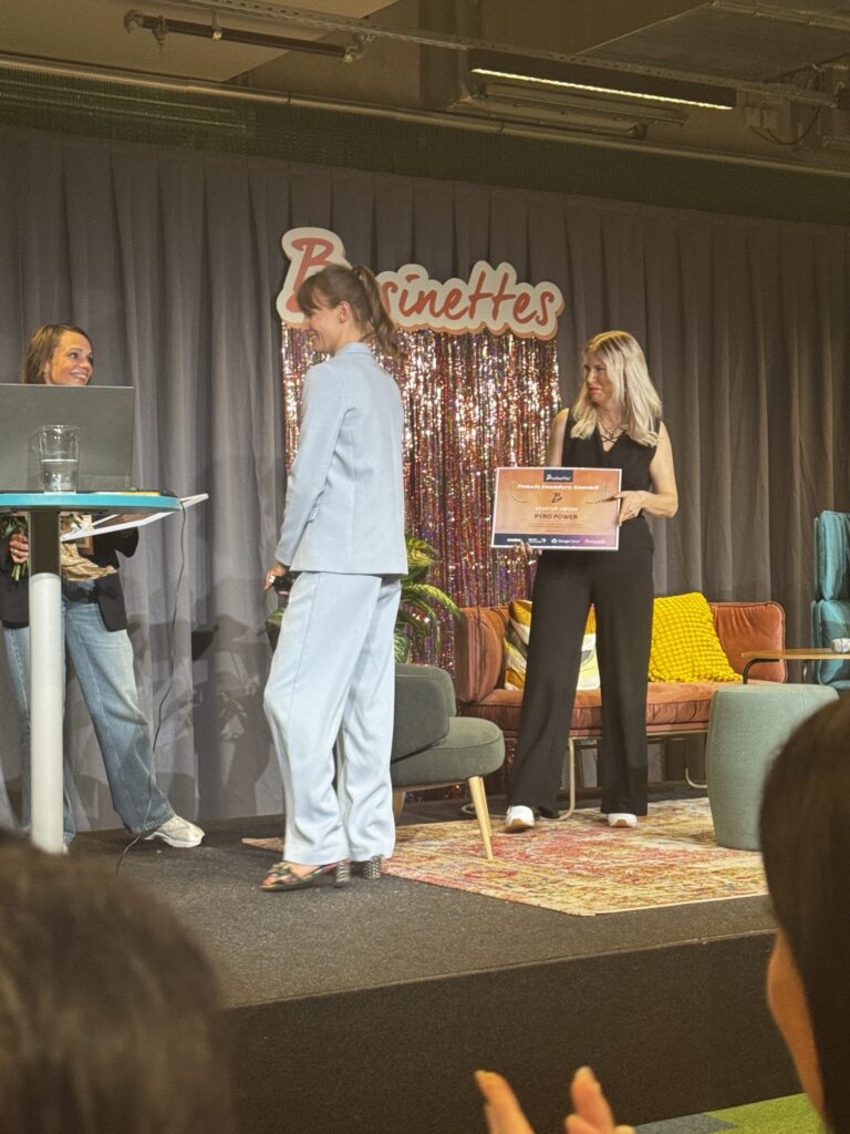 Übergabe des Award an pyropower beim Female Founders Summit 2025