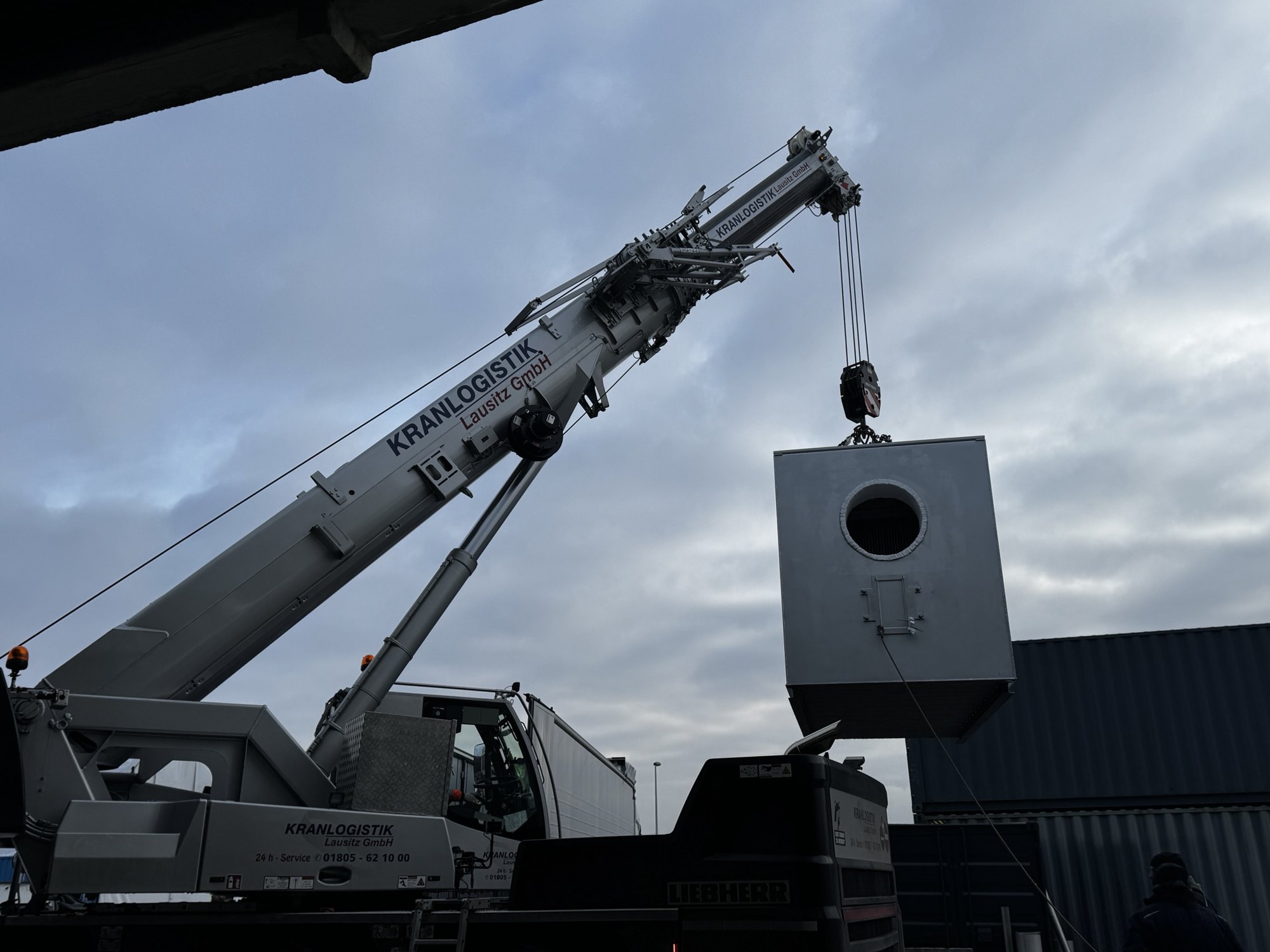 Kran hebt ein Anlagenmodul in Cottbus