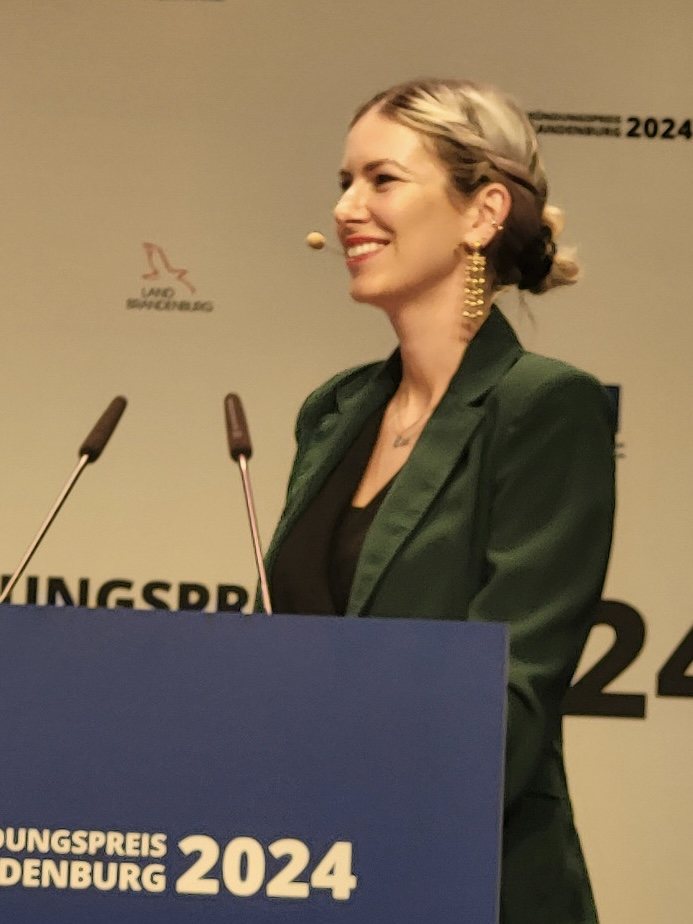 Lucie Töpfer am Rednerpult beim Gründungspreis Brandenburg 2024