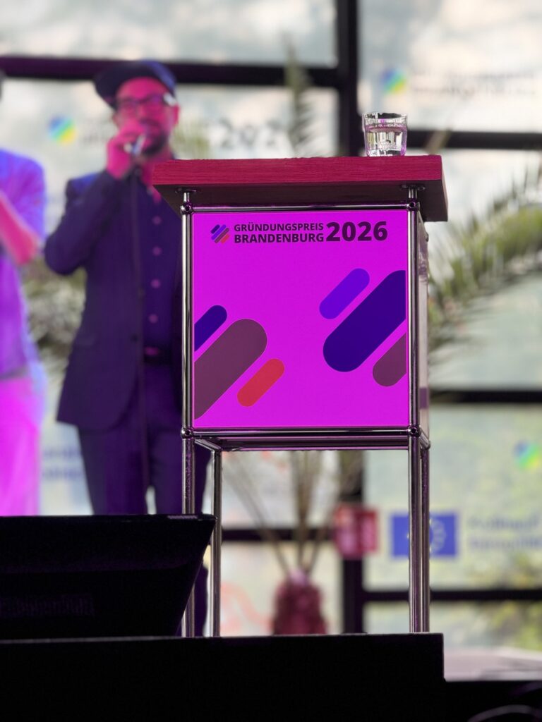 Rednerpult beim Gründungspreis Brandenburg 2026