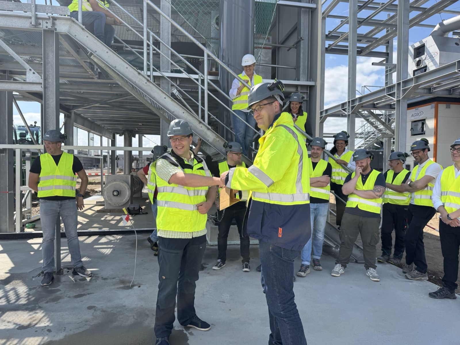 Jan Rudolph erhält zum fünfjährigen Jubiläum seine Urkunde beim Teamtag