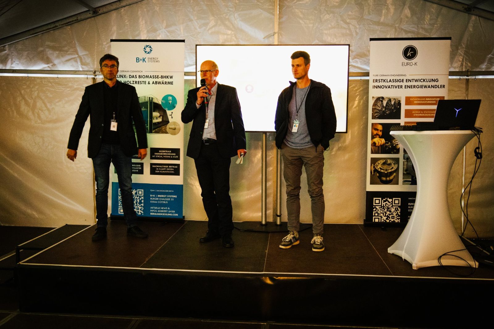 Begrüßung auf der Bühne beim Jubiläumsfest der Unternehmensgruppe 2023