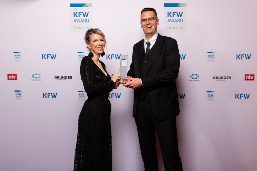 Übergabe beim KfW Award Gründen 2024