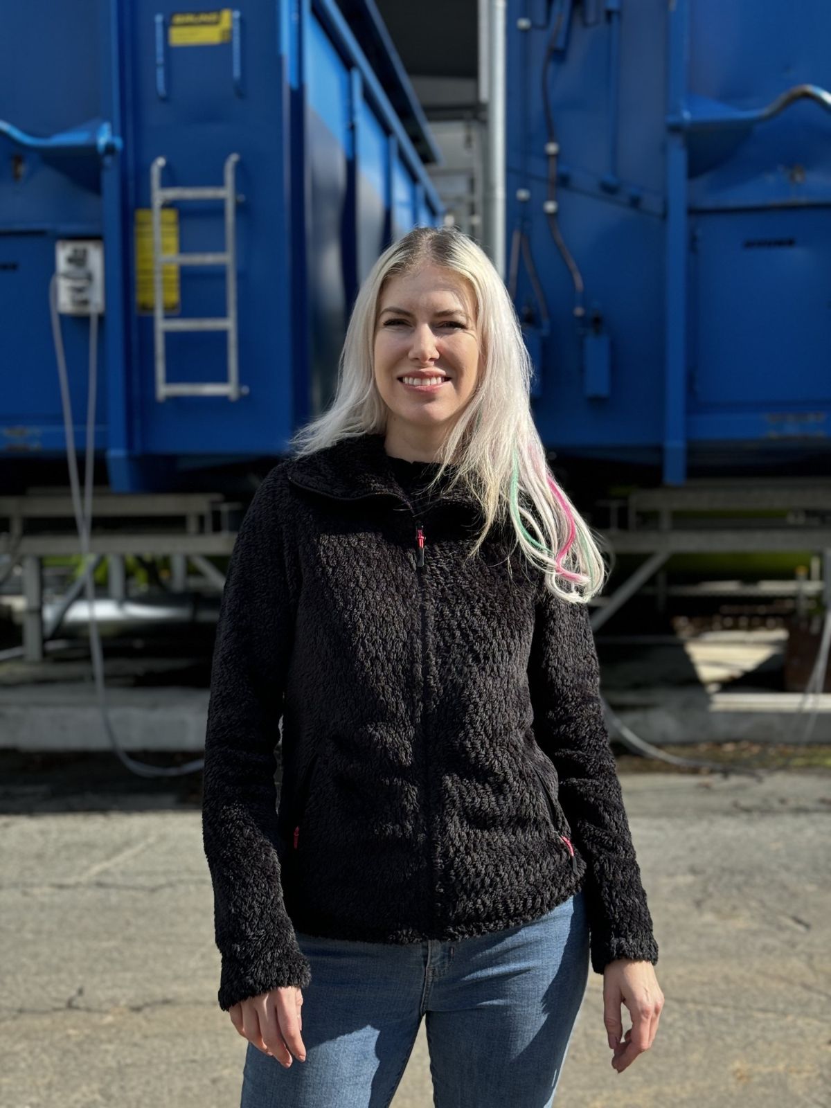 Lucie Töpfer vor den Anlagenmodulen an einem Standort