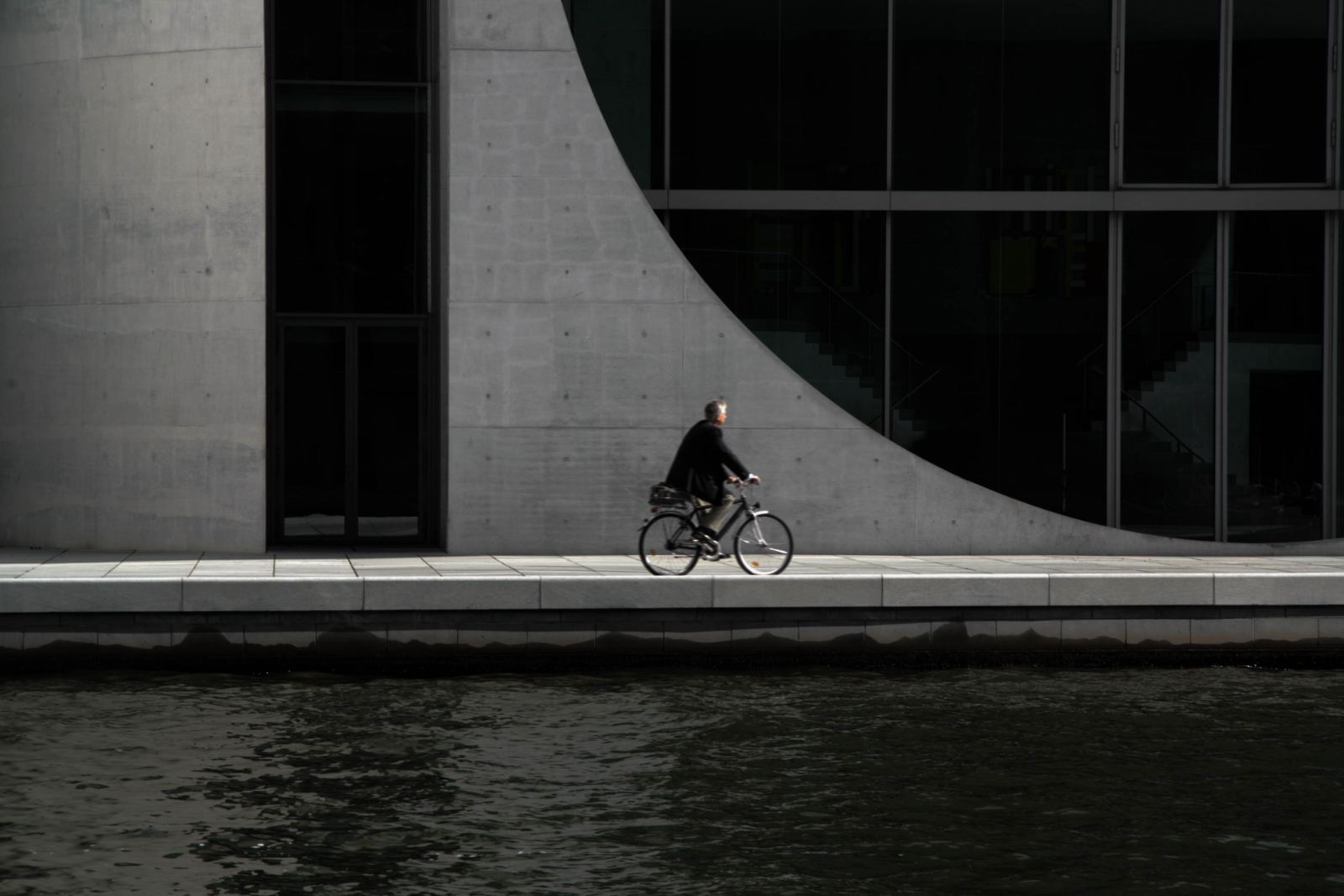 Moderne Betonarchitektur am Wasser