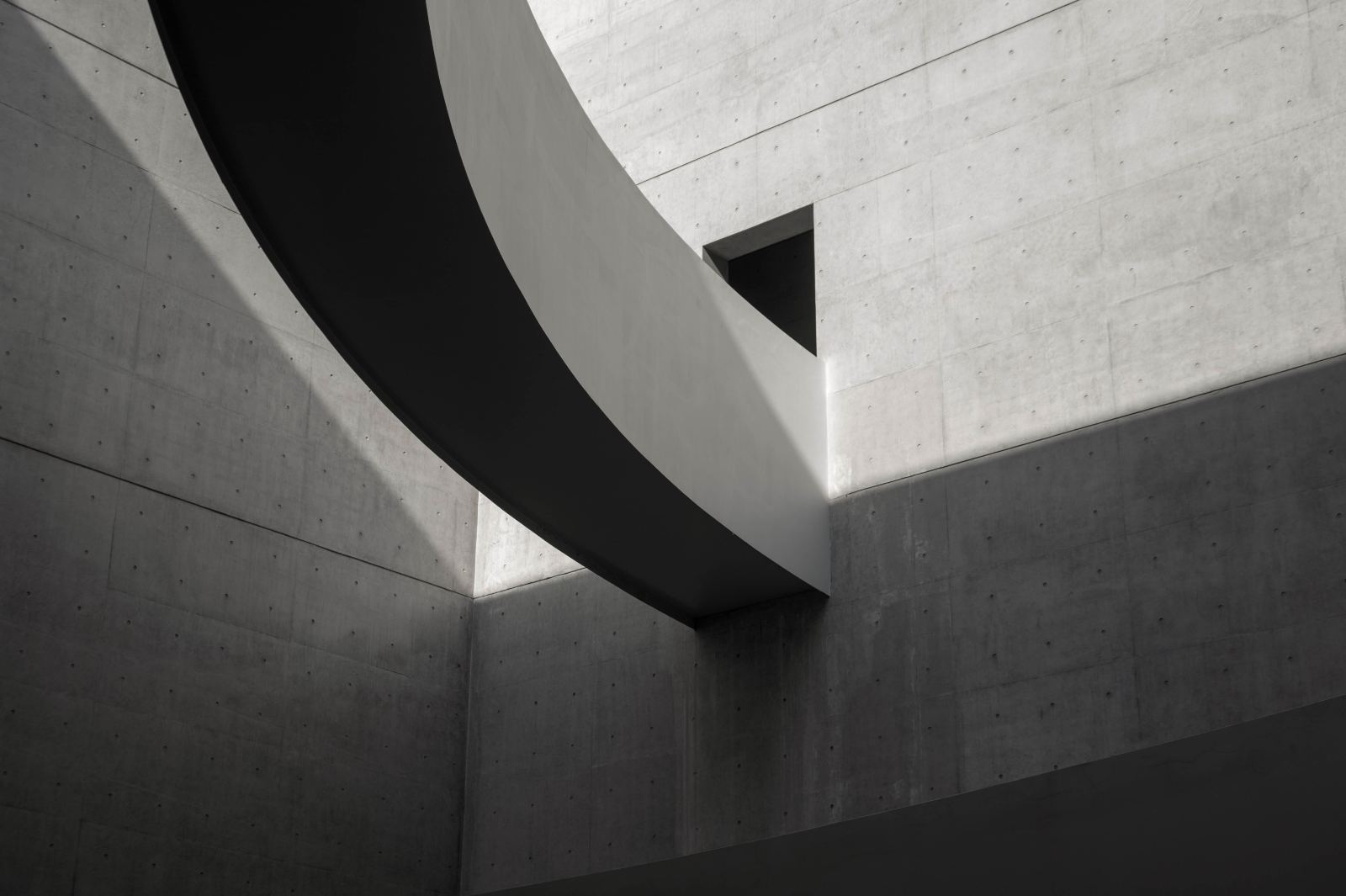 Geschwungene Betonarchitektur