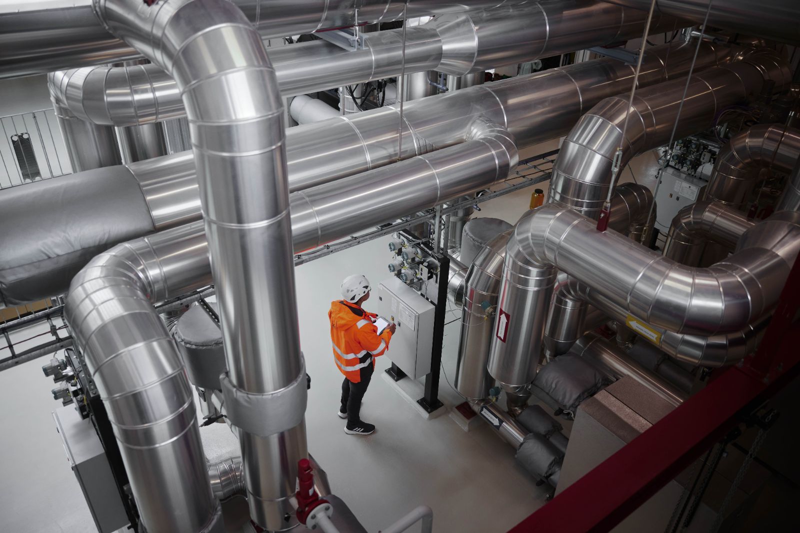 Techniker kontrolliert eine Industrieanlage
