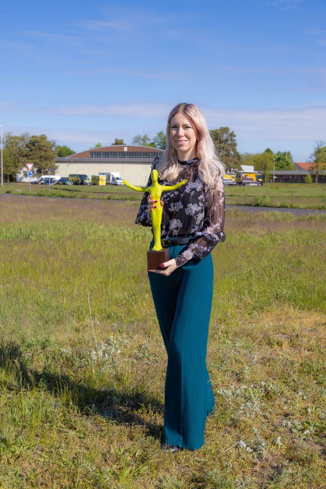Lucie Töpfer mit dem Female Energy Award der Decarbon Days