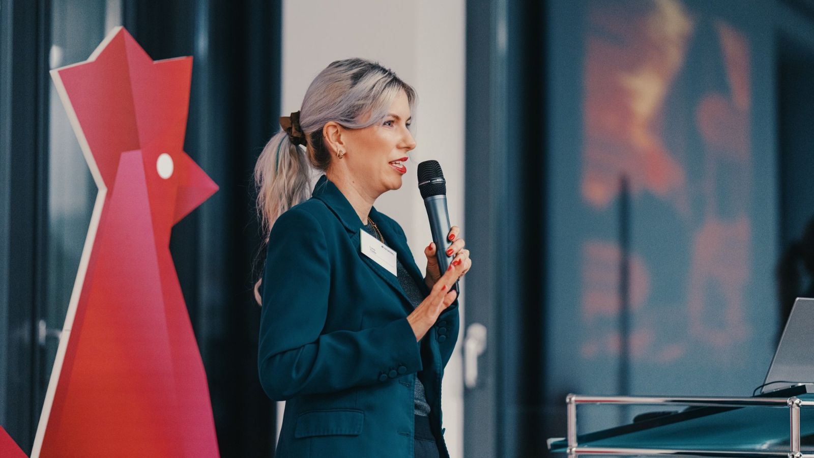 Lucie Töpfer auf der Bühne bei Women in Tech in Düsseldorf
