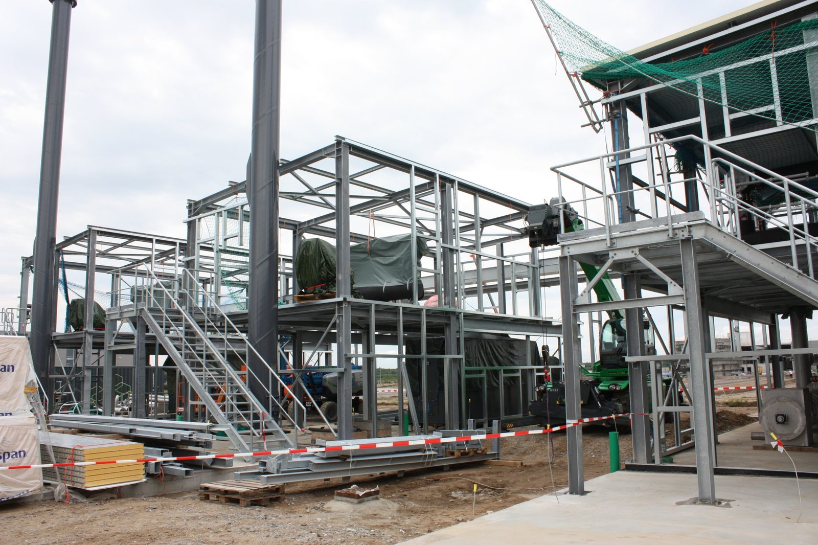 Stahlbau und Montage der Anlagen