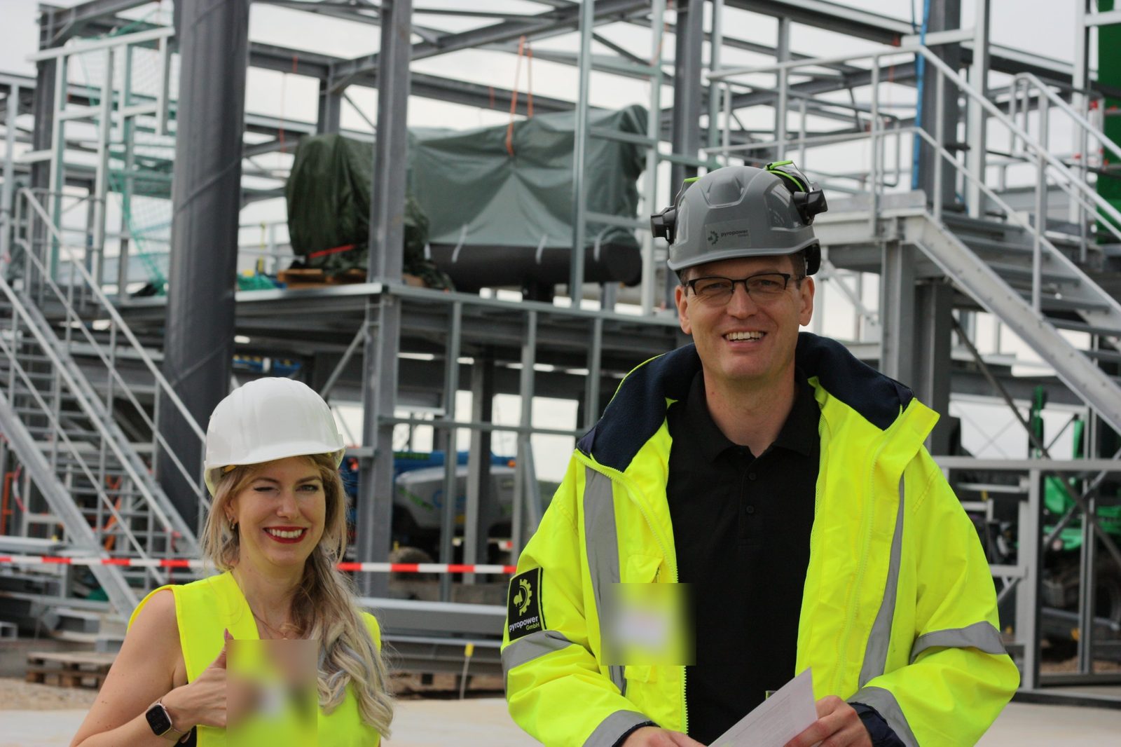 Lucie Töpfer und Sebastian Kießling auf der Baustelle