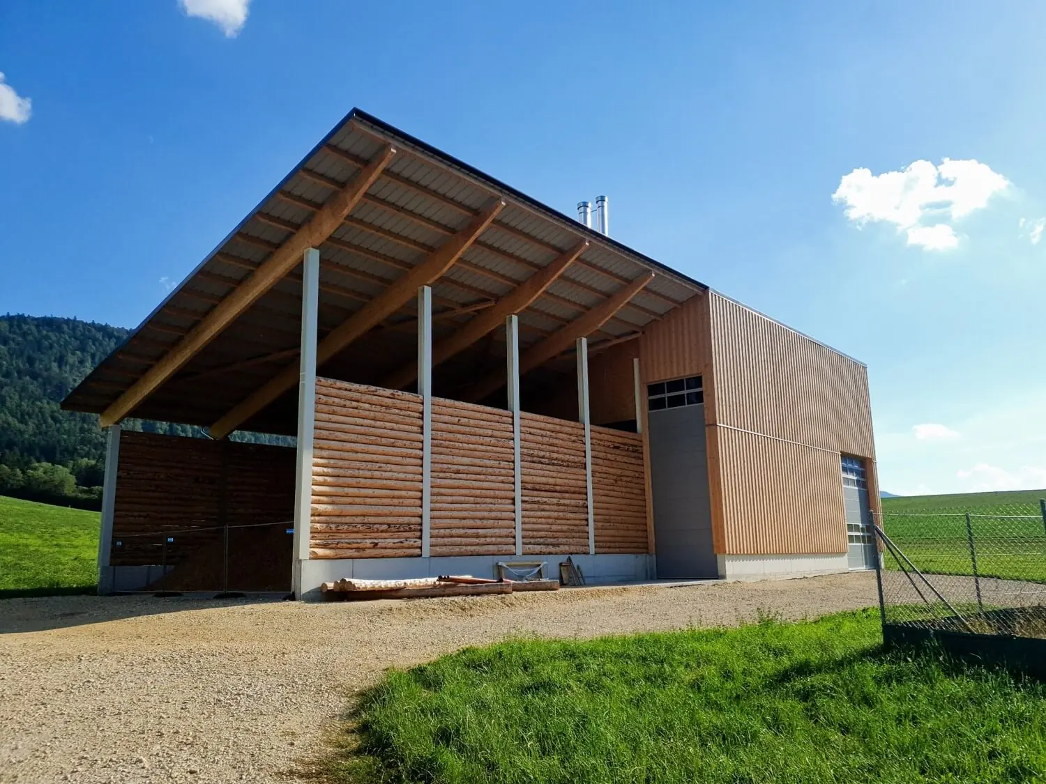Anlagenhalle aus Holz einer ClinX-Anlage an einer Schokoladenfabrik in der Schweiz