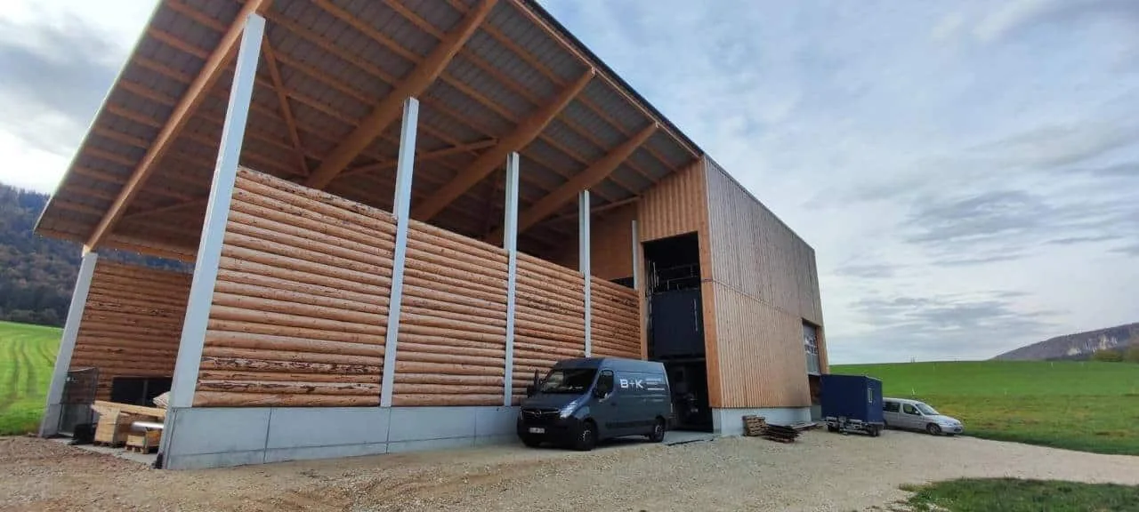 Anlagenhalle aus Holz an einem Schweizer ClinX-Standort