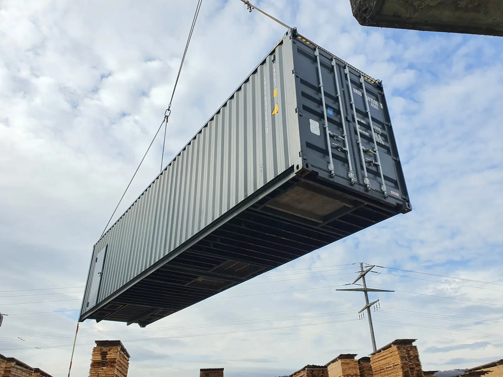 Ein ClinX-Anlagencontainer wird per Kran zum Standort in der Schweiz gehoben