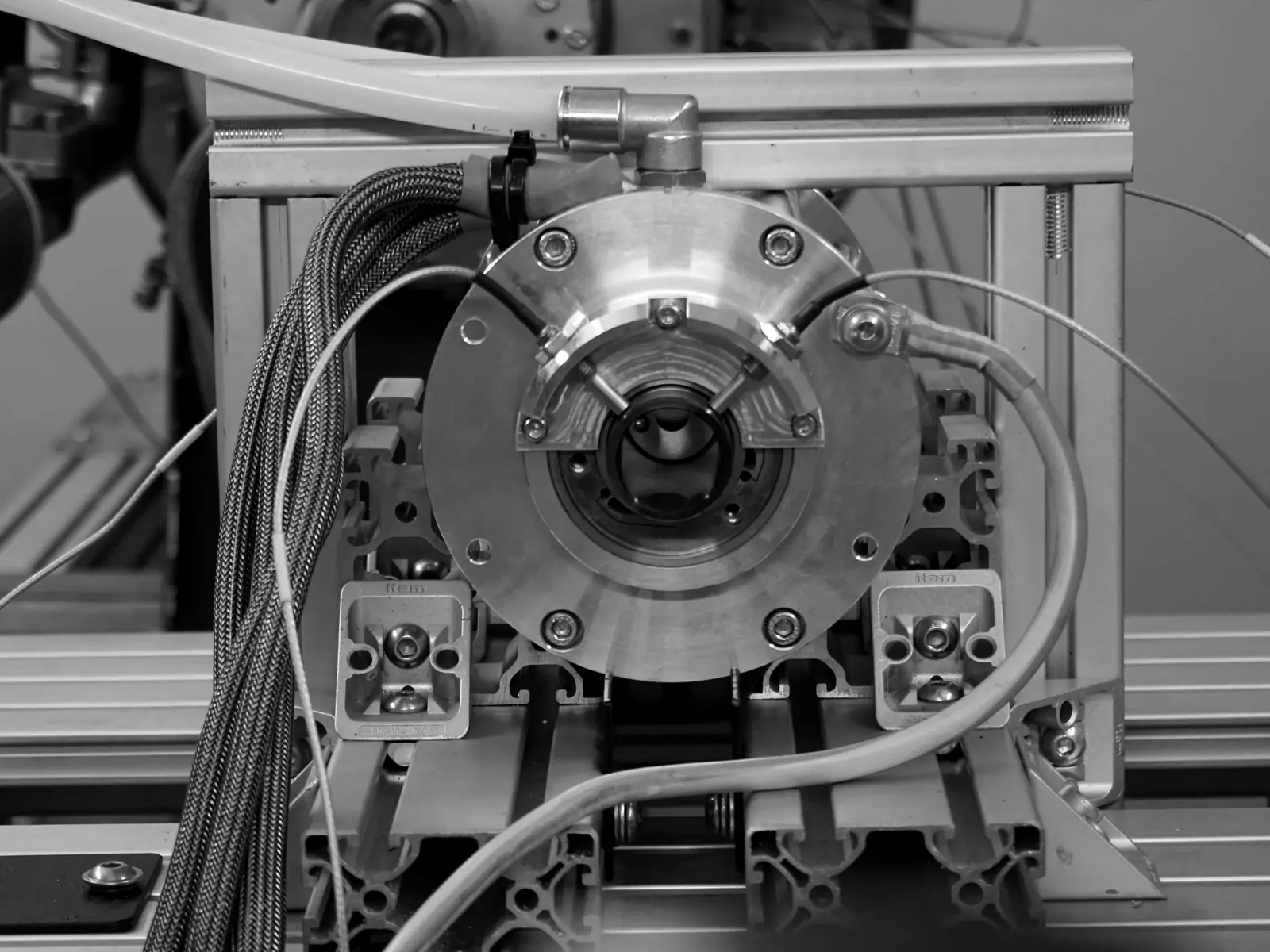 Mikrogasturbine mit Messtechnik auf dem Prüfstand