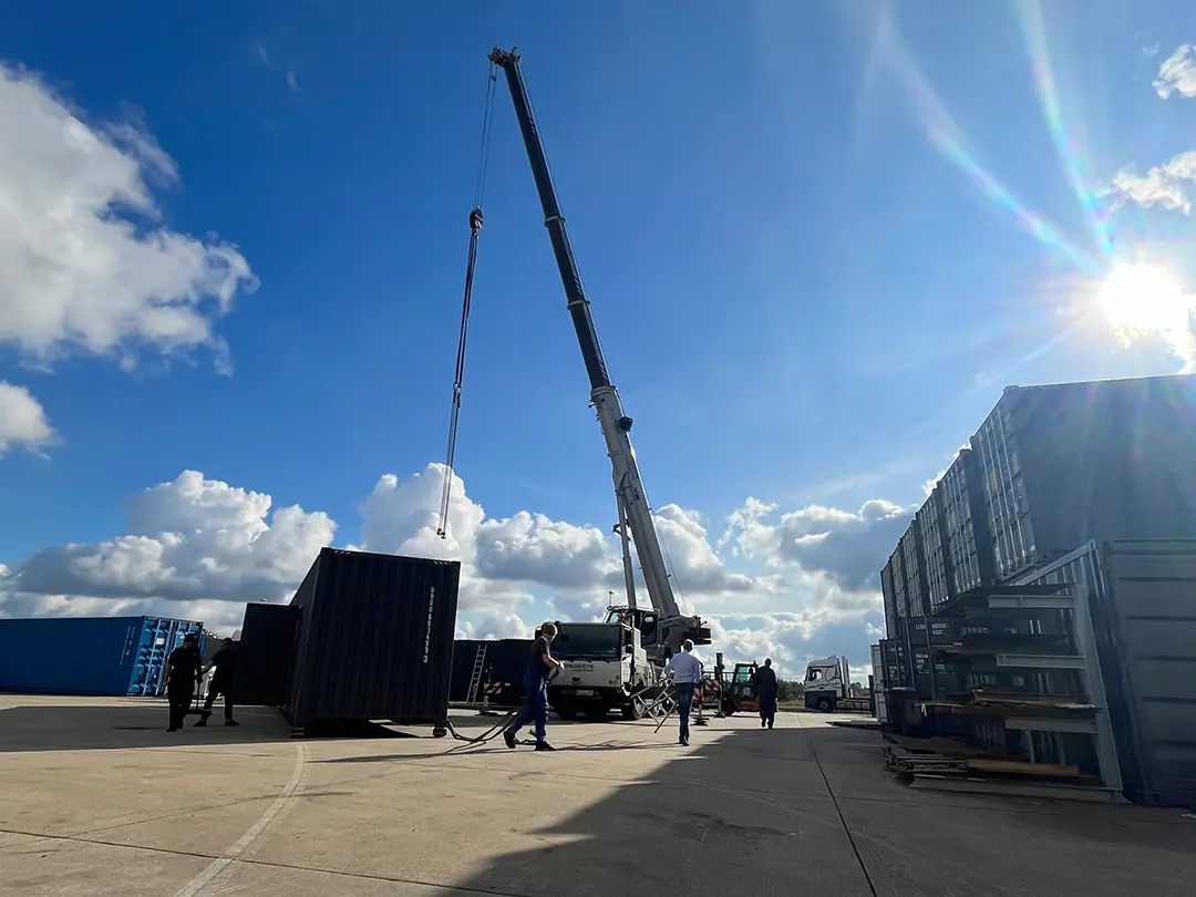 Kran setzt Anlagenmodule bei der Montage eines Energieprojekts