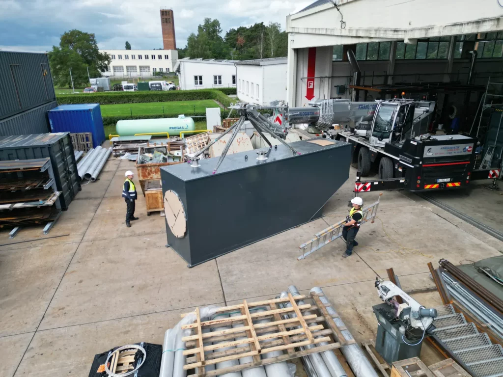 Montage eines Anlagenmoduls im Produktionshof
