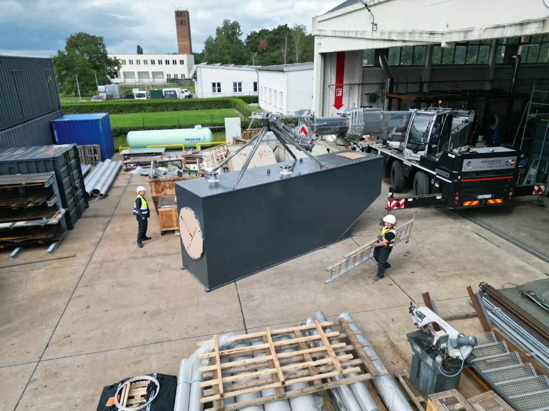 Anlagenmodul und Rohrleitungen bei der Vormontage auf dem Werksgelände