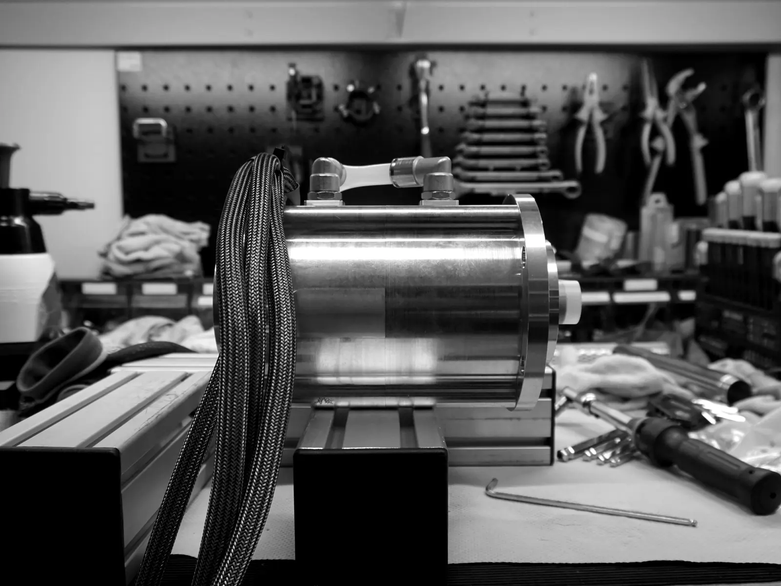Generatorgehäuse einer Mikrogasturbine bei der Montage
