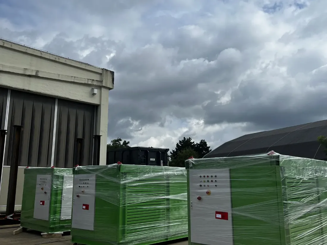 ClinX Heat Anlagenmodule vor dem Aufbau im Saarland