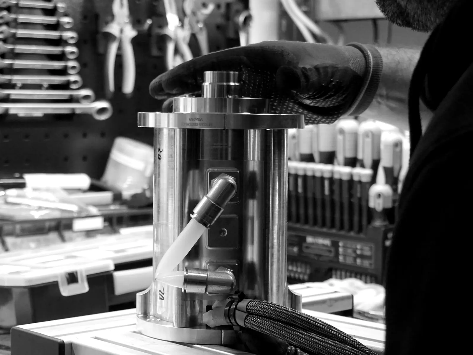 Montage einer Brennkammer in der Werkstatt