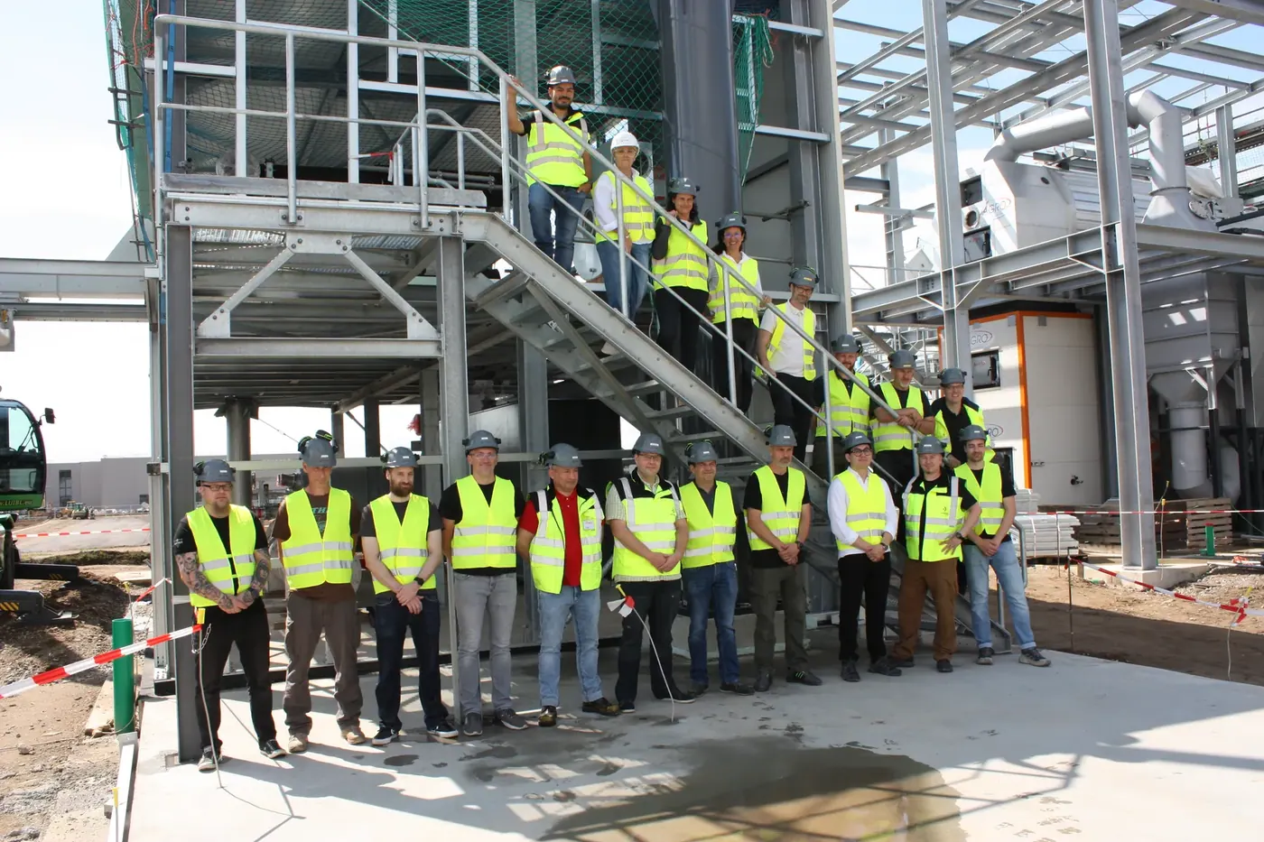 Team an einer Energieanlage