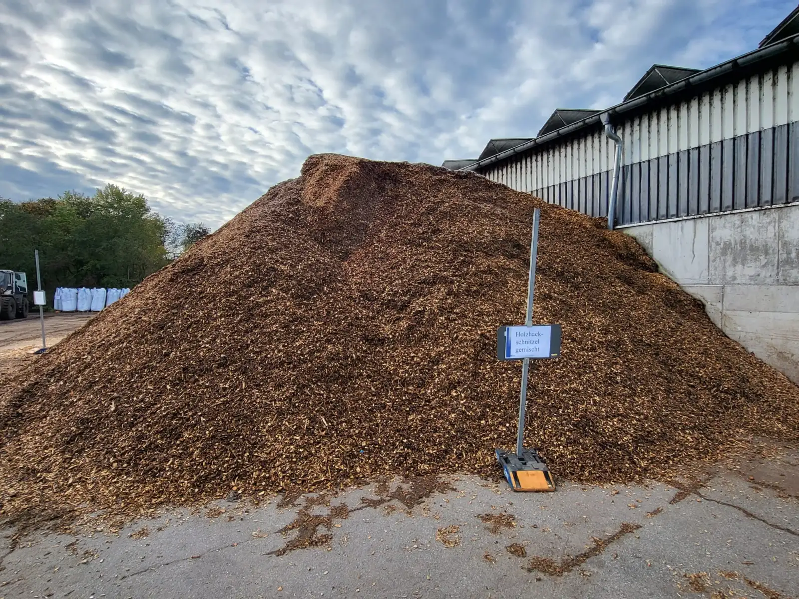 Lager mit Holzhackschnitzeln